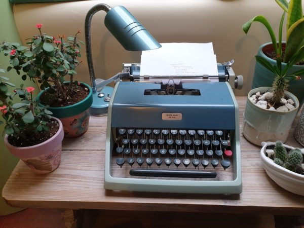 Flexo y máquina de escribir Olivetti Studio de Luxe azul