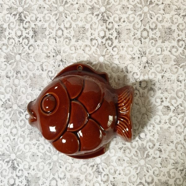 Molde de cerámica esmaltada marrón con forma de pez