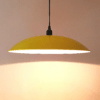 Lámpara de techo amarilla estilo memphis