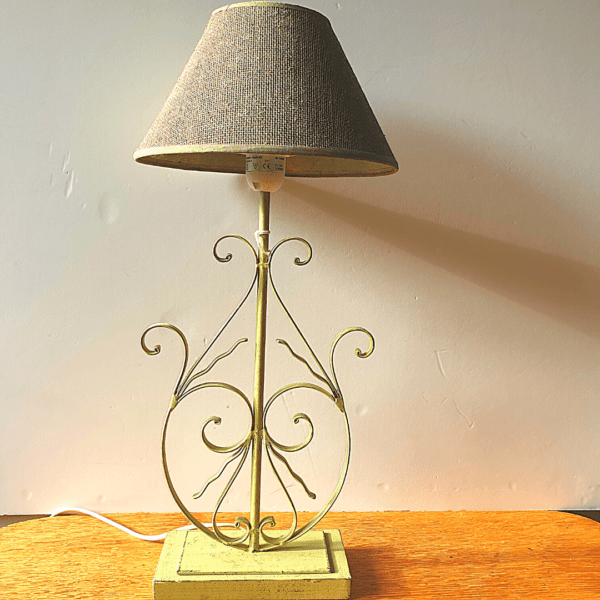 Lámpara de mesa de forja con pie de madera patinada en color verde empolvado