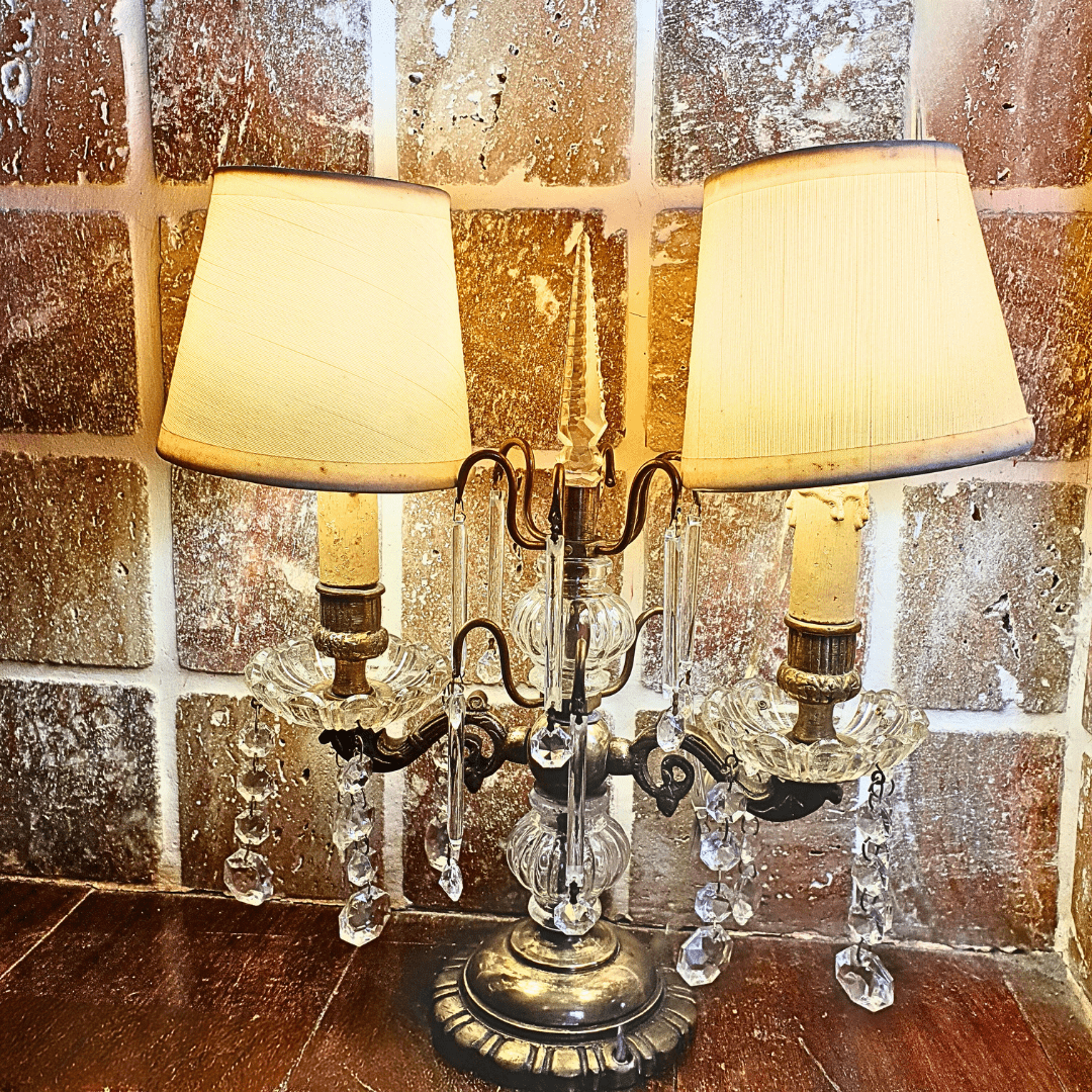 Lámpara de bronce y cristales antigua